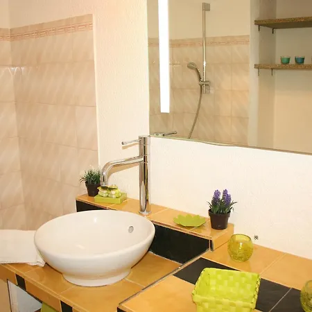 Des Iles Apartment *